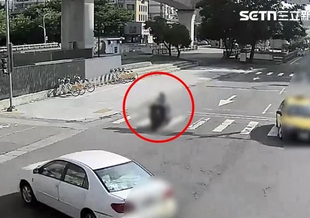 台灣新聞通訊社-台中驚悚車禍！路口猛撞左轉轎車「機車對折」…20歲女一度命危