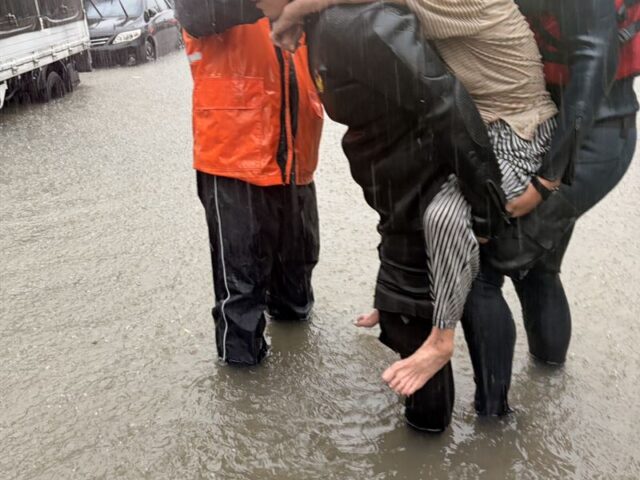 台灣新聞通訊社-大雨狂炸屏東慘淹！消防員人肉揹出安養中心受困長者　周春米急勘災