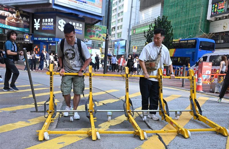 台灣新聞通訊社-拿鮮花、蠟燭站路邊　港男遭便衣警察包圍押走！罪名曝光