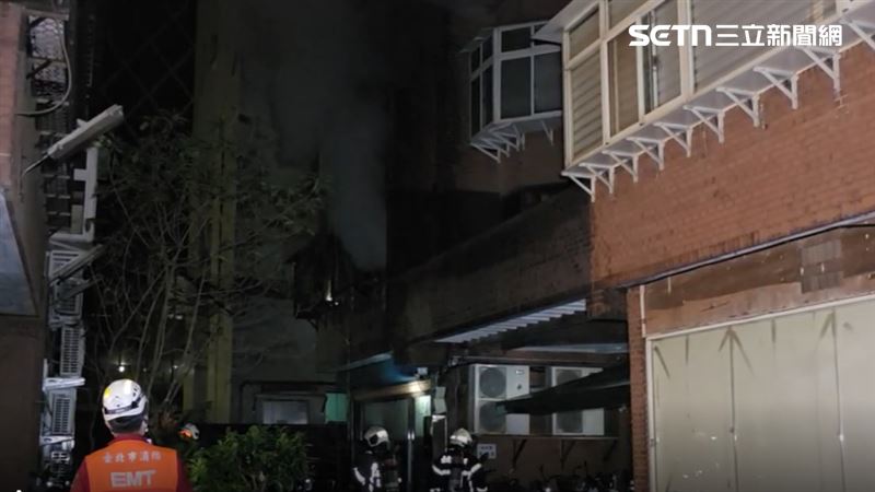 台灣新聞通訊社-台北市松山區暗夜惡火…急疏散49人!濃煙狂竄47歲男、74歲婦送醫