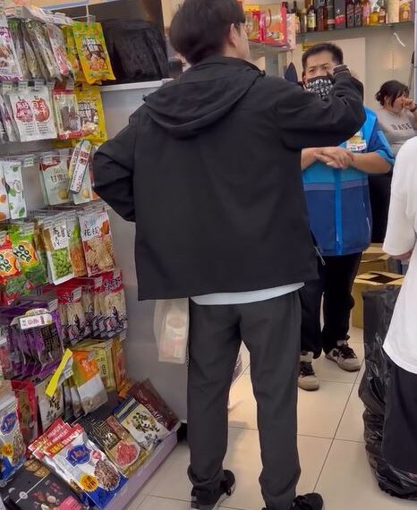 台灣新聞通訊社-買不到戰鬥陀螺爆衝突！萊爾富6店員休假搶購未排隊　玩家抗議：很失望