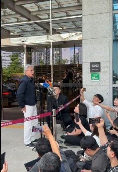 台灣新聞通訊社-黃仁勳賣關子！抵韓神秘透露：帶來「驚喜」