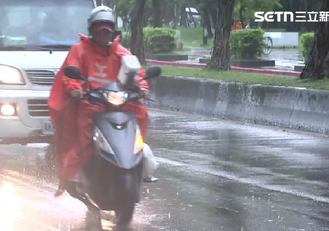 台灣新聞通訊社-獨家／大雨也不怕！實測3款「雨鞋套」　防水、止滑大PK