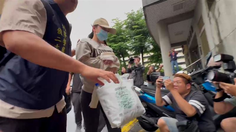 台灣新聞通訊社-快訊／太陽花女神走鐘！劉喬安涉毒逃亡美國7年　遭解送新北檢歸案