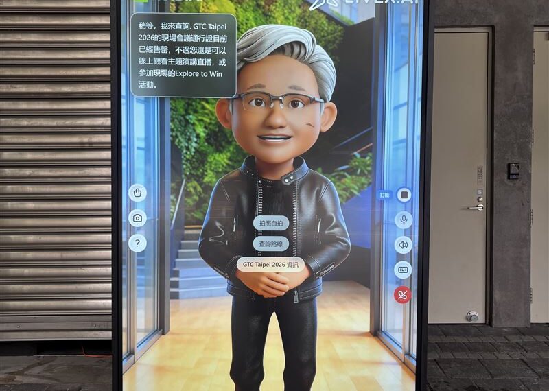 台灣新聞通訊社-獨家直擊/沒進場也同框黃仁勳!不只拍照還對話 成Q版公仔民眾喊超萌
