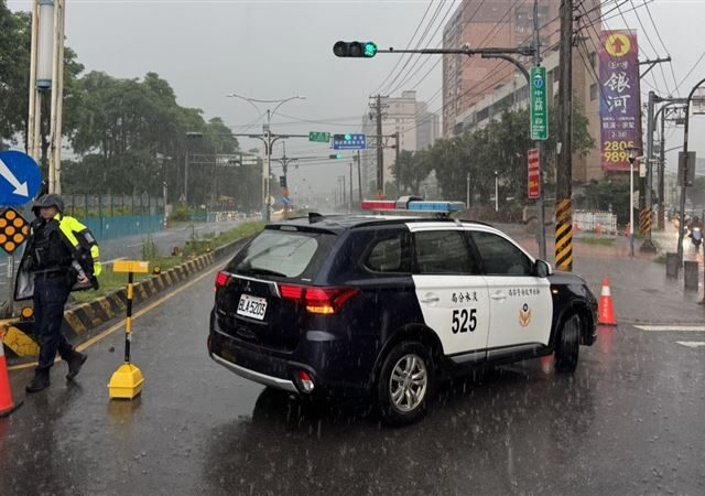台灣新聞通訊社-快訊／淡水中正路淹水1輪胎高　警方封閉雙向道路交管中