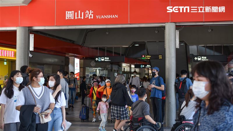 台灣新聞通訊社-北市奧迪公車停靠區爽停!駕駛被狂叭現身⋯下秒「竟做1動作」網炸鍋