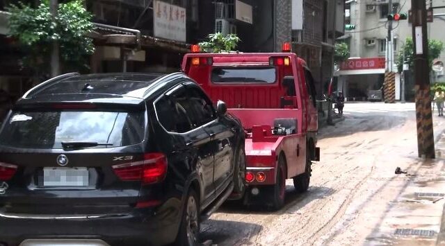 台灣新聞通訊社-內湖暴雨慘淹水！時雨量破100毫米冠全北市　官方示警傍晚還有一波雨