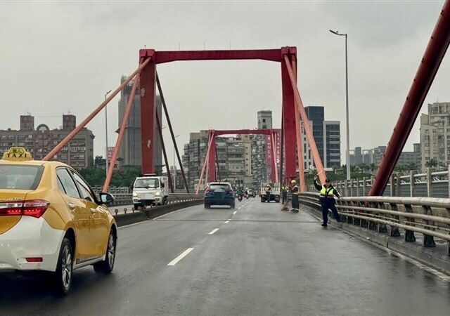 台灣新聞通訊社-快訊／光復橋7機車自摔犁田　萬華－板橋路面多處油漬