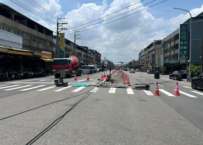 台灣新聞通訊社-台中傳巨響!大貨車吊臂勾扯電線 紅綠燈「慘連根拔起」路人嚇壞