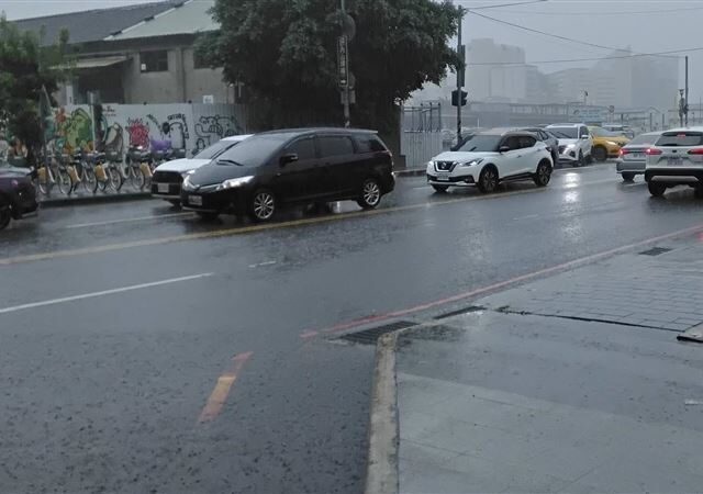 台灣新聞通訊社-天空像漏水！台中豪雨狂瀉高鐵站橋下大積水　山區雨量達停班課標準