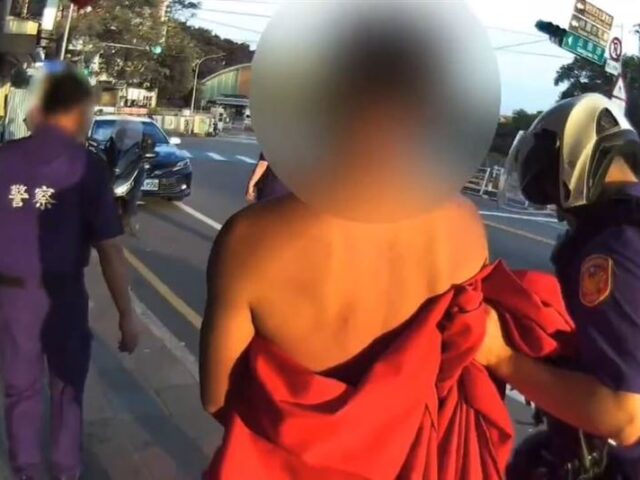 台灣新聞通訊社-裸男失控砸超商冰櫃　桃園警查獲安毒送辦