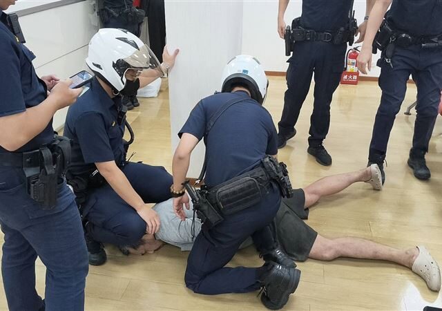 台灣新聞通訊社-剪刀男搶銀行不跑現場點鈔遭逮　前2次入獄也是因為犯下強盜案