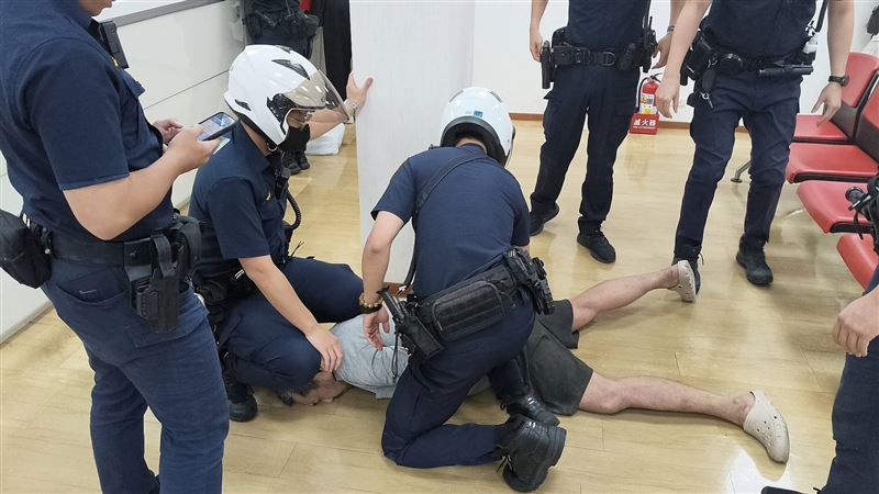 台灣新聞通訊社-剪刀男搶銀行不跑現場點鈔遭逮 前2次入獄也是因為犯下強盜案