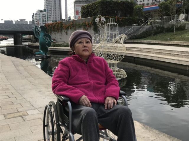 台灣新聞通訊社-醫：3天準備後事…74歲嬤奇蹟躲死劫甦醒　兒辭職陪復健1年後她能走能站