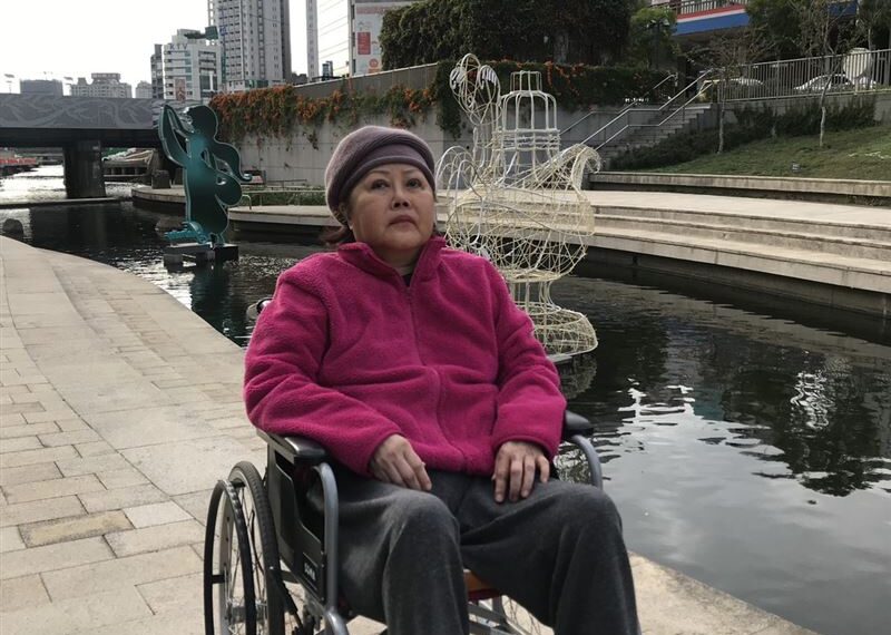 台灣新聞通訊社-醫：3天準備後事…74歲嬤奇蹟躲死劫甦醒　兒辭職陪復健1年後她能走能站