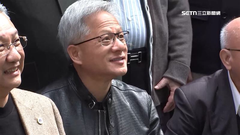 台灣新聞通訊社-黃仁勳超寵粉！南韓街頭聽台人喊「1句」　下秒大迴轉簽名互動