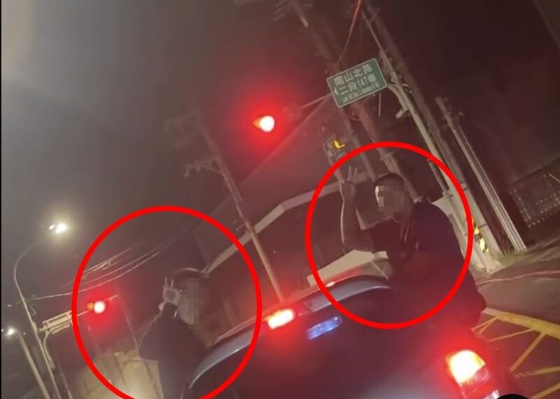 台灣新聞通訊社-驚險畫面曝光!山道「猴子」半身在車外還比YA 警方出手:罰錢+送辦