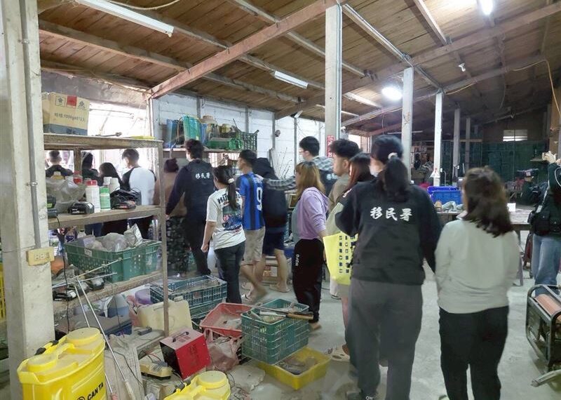 台灣新聞通訊社-人蛇父女檔!名牌包「利誘」下線拚業績 「鐵皮囚30黑工」慘況曝光