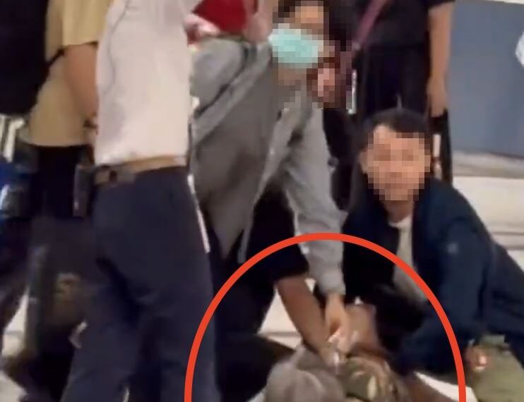 台灣新聞通訊社-快訊／高鐵左營站攻擊事件！7旬婦持刀咆哮「遭民眾壓制」強制送醫