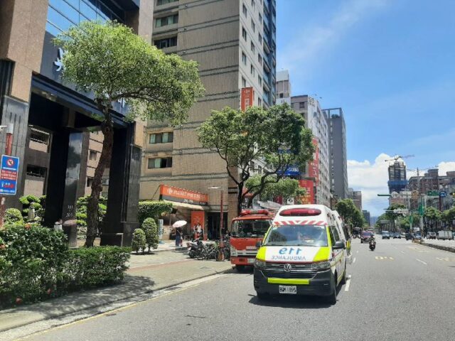 台灣新聞通訊社-新北大樓地下室洗泳池　3工人吸廢氣送醫