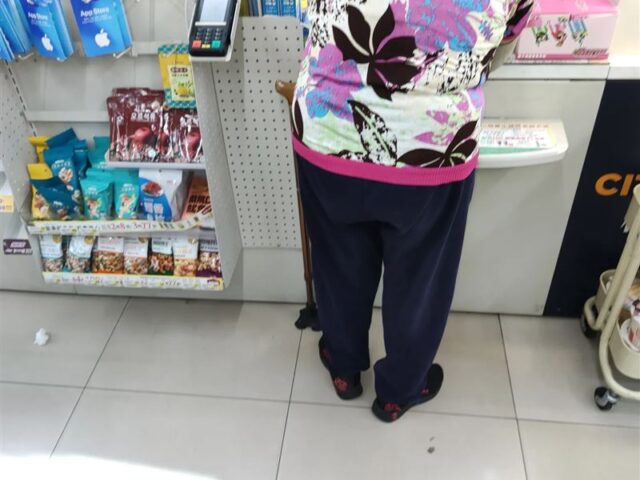 台灣新聞通訊社-奶奶帶血壓機入內求助！店員「1舉動」感動萬人喊加薪　超商回應了