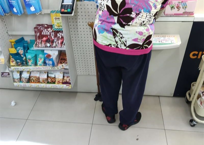 台灣新聞通訊社-奶奶帶血壓機入內求助!店員「1舉動」感動萬人喊加薪 超商回應了
