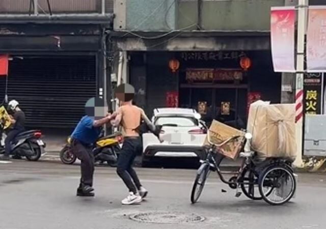 台灣新聞通訊社-惹錯人了！「八德擋車伯」遭22歲刺青男揮拳暴揍　他氣炸：忍不下這口氣