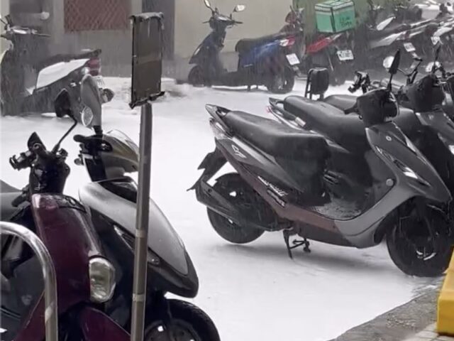 台灣新聞通訊社-台中暴雨出奇景！街道竟變「巨型泡泡浴」現場　消防局緊急澄清了
