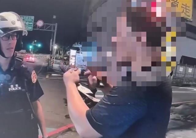 台灣新聞通訊社-見警攔查超慌張！毒駕男企圖落跑還撞警　朝水溝丟東西露餡秒遭壓制