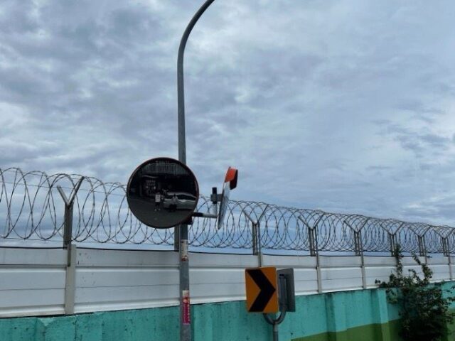 台灣新聞通訊社-快訊／空軍戰機返航出意外　疑起落架撞壞燈桿畫面曝光
