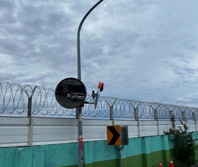 台灣新聞通訊社-快訊／空軍戰機返航出意外　疑起落架撞壞燈桿畫面曝光
