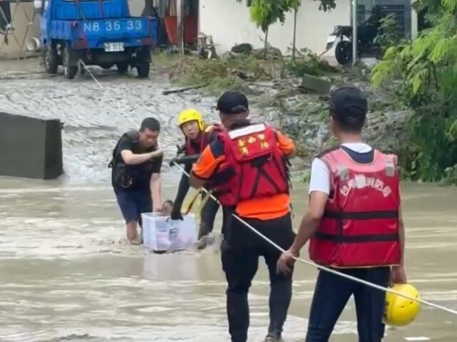 台灣新聞通訊社-暴雨炸台南！菜寮溪暴漲水淹2公尺　搜救人員挺進「塑膠盒」救出8月嬰