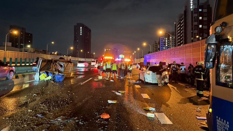 台灣新聞通訊社-快訊／用路人注意！國1高雄段衰爆　南北向「連2撞」4人送醫