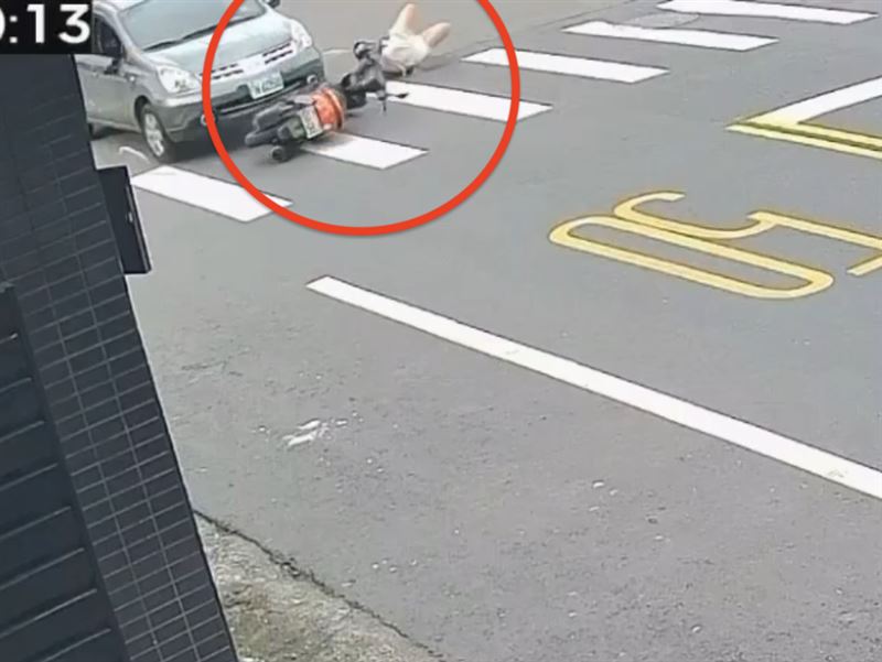 台灣新聞通訊社-驚險畫面曝光！26歲男「吸安」偷鄰居車上路　警追車…毒蟲撞飛女騎士