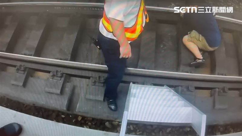 台灣新聞通訊社-台鐵高雄車站驚傳落軌案！旅客「身體捲曲」趴臥軌道…急撥119將他送醫