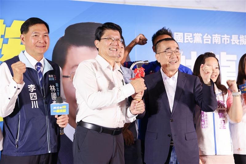 台灣新聞通訊社-謝龍介新北募款餐會　李四川「贈鐵鎚」盼攜手為民打拚