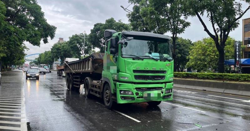 台灣新聞通訊社-台北士林砂石車猛撞5車釀3傷! 運將神情恍惚 警一驗竟是毒駕