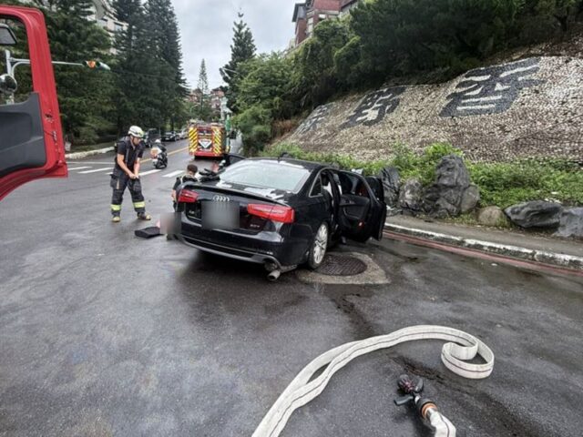 台灣新聞通訊社-快訊／新店汽車失控自撞　3人受傷1女子命危送醫搶救