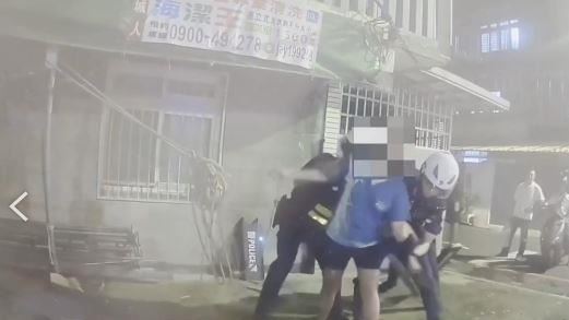 台灣新聞通訊社-不滿土地歸屬問題！土城婦女持刀揮砍攤架　鄰居嚇壞報警