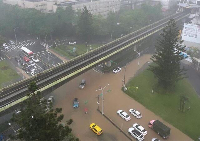 台灣新聞通訊社-內湖暴雨淹慘「機車全倒泡水裡」 　議員參選人：咕嚕咕嚕咕嚕