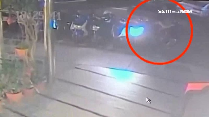 台灣新聞通訊社-獨家/離譜!女騎士重機喬不出來 推倒隔壁車落跑