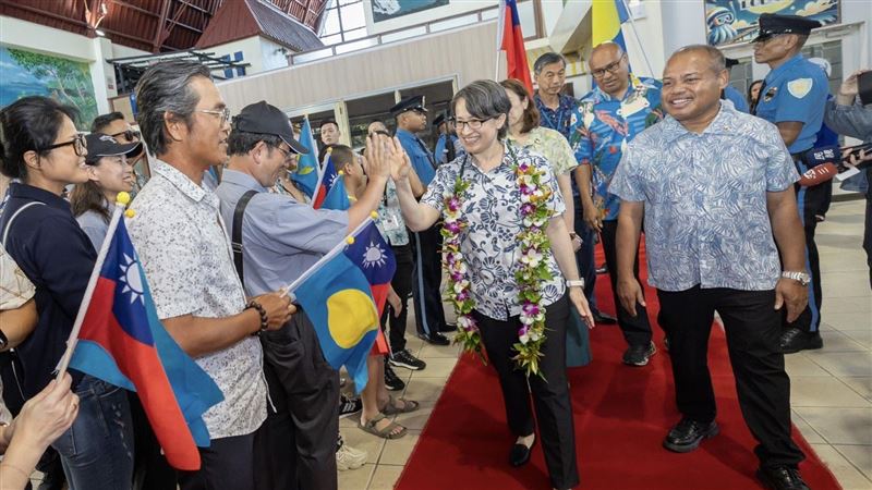 台灣新聞通訊社-探尋帛琉之美！蕭美琴今與惠恕仁浮潛大斷層、訪二戰遺址