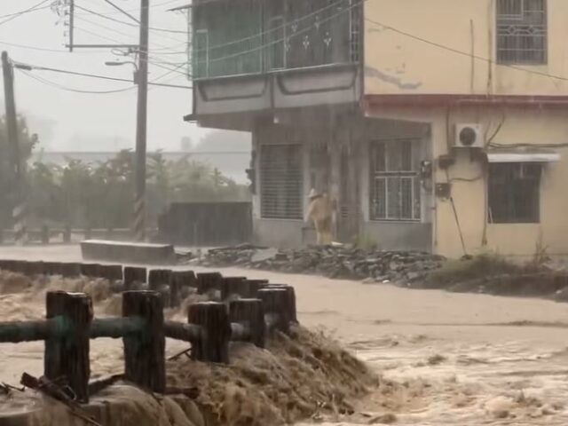 台灣新聞通訊社-快訊／大雨狂炸還沒完！高雄「這地區」雨勢驚人　16時起緊急停班停課