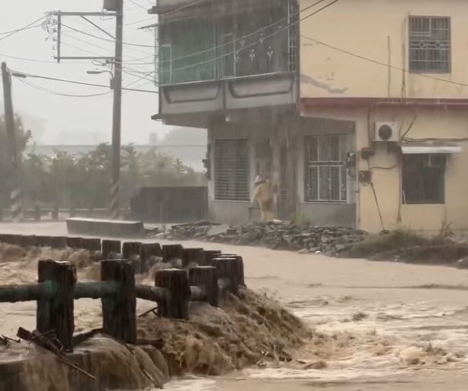 台灣新聞通訊社-快訊／大雨狂炸還沒完！高雄「這地區」雨勢驚人　16時起緊急停班停課