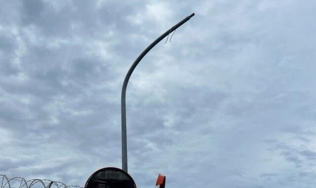 台灣新聞通訊社-空軍F-16戰機降落「路燈斷頭」波及民車！當地民代揭露：不是第一次了