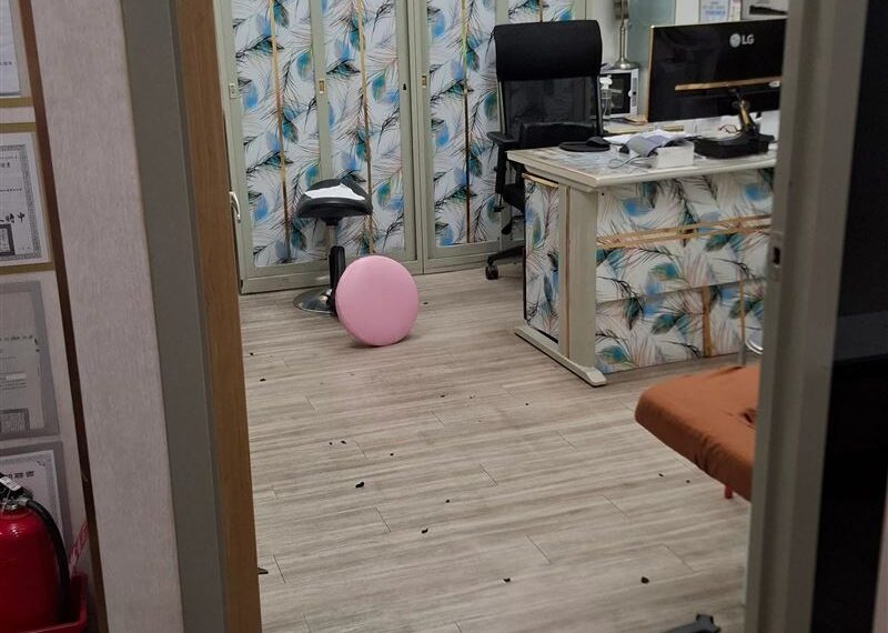 台灣新聞通訊社-皮膚病看不好？台中男砸診所囂張嗆：當流氓不是第一天…現行犯被抓了