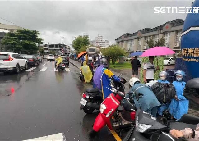 台灣新聞通訊社-家長冒雨接孩⋯網轟臨時宣布「停班停課」慢半拍！周春米：深感抱歉