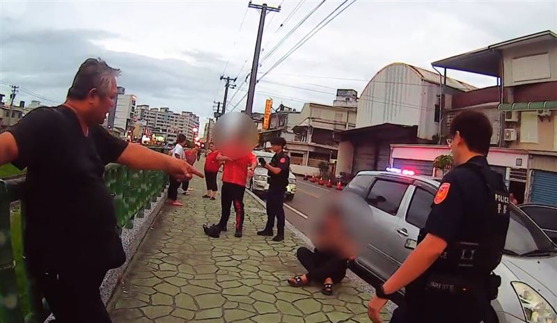 台灣新聞通訊社-花蓮毒蟲咆哮「看X小」！持美工刀揮舞刺傷騎士　當街扭打衝突畫面曝光