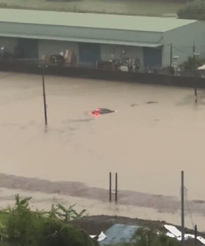 台灣新聞通訊社-豪雨炸高雄變汪洋！「汽車快滅頂」畫面曝光　目擊者驚：願駕駛平安